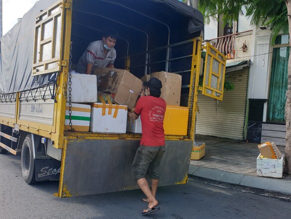 TP.HCM: Siêu thị quá tải, các điểm bán tự phát đắt hàng dù nâng giá gấp 3-4 lần