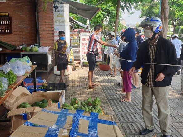 TP.HCM: Siêu thị quá tải, các điểm bán tự phát đắt hàng dù nâng giá gấp 3-4 lần