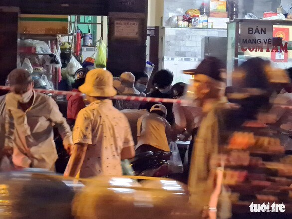 Người dân họp chợ tự phát từ 3 giờ sáng đông đúc ở TP.HCM