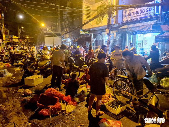 Người dân họp chợ tự phát từ 3 giờ sáng đông đúc ở TP.HCM