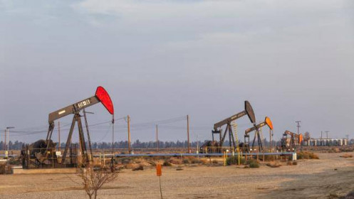 Giá dầu tăng vọt gần 6%, chấm dứt chuỗi 7 phiên giảm liên tiếp