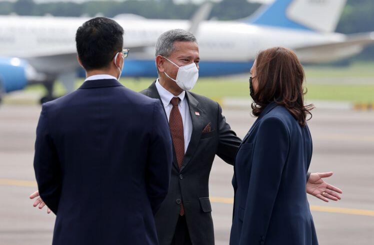 Nhìn lại 2 ngày làm việc của Phó Tổng thống Mỹ tại Singapore trước khi thăm Việt Nam