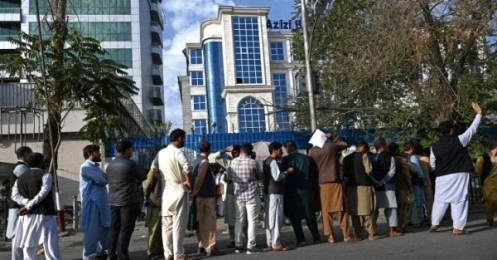 Tình hình Afghanistan: Người dân thiếu tiền mặt, ngân hàng thành sân bay, doanh nghiệp nhỏ "hứng đòn"