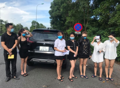 Hà Nội: Phát hiện ô tô chở 6 cô gái dùng giấy đi đường giả ở Sóc Sơn
