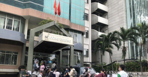 Chết dở với giấy đi đường