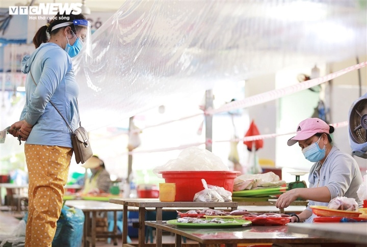 Các chợ Đà Nẵng ngày đầu mở cửa: Khách mua là những người ‘vác tù và hàng tổng’