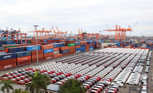 Ô tô nhập khẩu giảm mạnh trong tháng 8/2021, dân buôn xe “kêu trời”