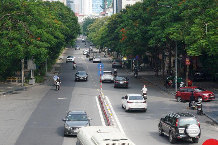 Đường phố Hà Nội vẫn đông đúc trước ngày nghỉ lễ 2/9