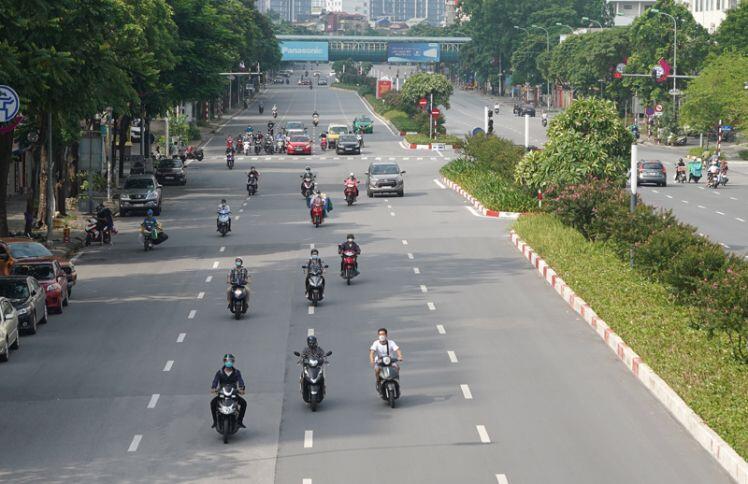 Đường phố Hà Nội vẫn đông đúc trước ngày nghỉ lễ 2/9