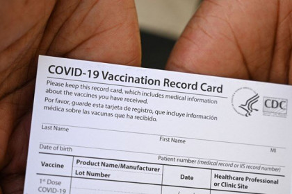 Mỹ truy tố 15 người mua bán giấy chứng nhận giả tiêm vaccine COVID-19