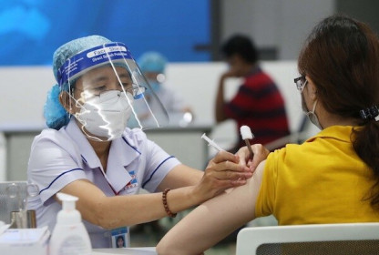 TP Hồ Chí Minh nên cho người tiêm đủ 2 mũi vaccine Covid-19 hoạt động trở lại?