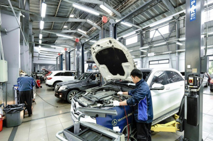 Ô tô, dệt may “khó ăn” cuối năm