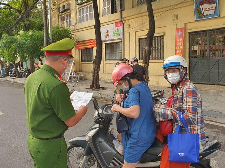 Công an TP Hà Nội: Siết chặt các chốt kiểm soát và triển khai cấp giấy đi đường