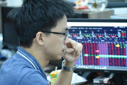 VN-Index tăng trong nghi ngờ, chiến thuật bám theo dòng tiền