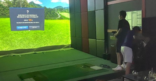 Bắt quả tang 25 người chơi golf 3D trong trung tâm thương mại