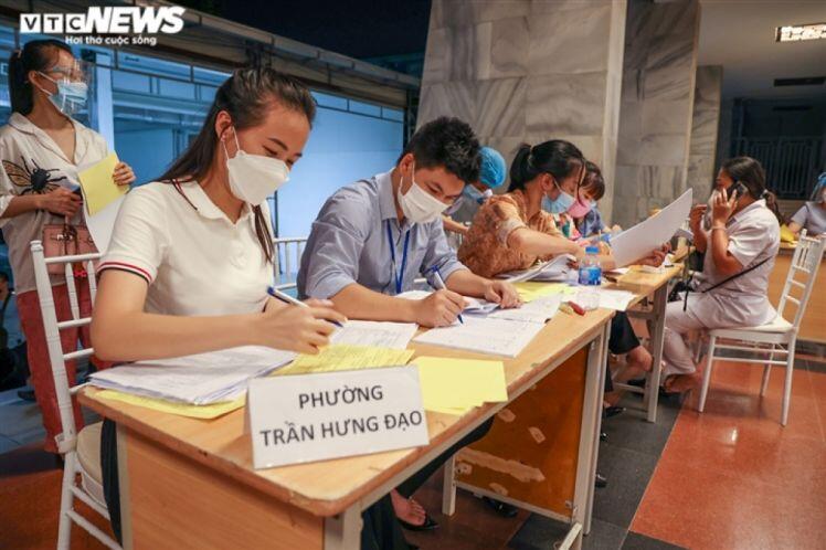 Xuyên đêm tiêm vaccine ngừa Covid-19 cho người dân Hà Nội