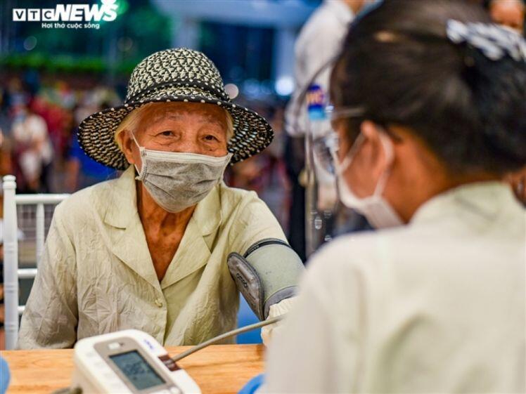Xuyên đêm tiêm vaccine ngừa Covid-19 cho người dân Hà Nội