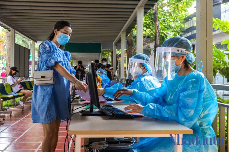 Tiêm vaccine COVID-19 cho hơn 1.000 thai phụ ở Hà Nội