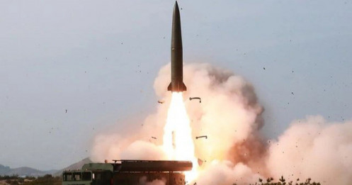 Triều Tiên bất ngờ phóng tên lửa mới sau duyệt binh