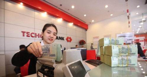 Lãi suất tiết kiệm tiếp tục giảm