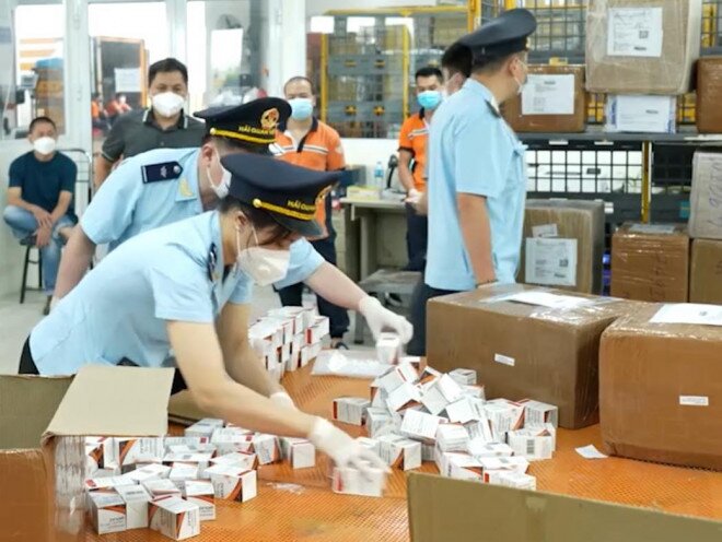 Núp bóng quà biếu tặng, tuồn thuốc trị COVID-19 về Việt Nam: Lộ chi tiết bất thường