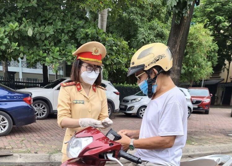 Hà Nội: Người dân coi chừng bị phạt đến 3 triệu đồng nếu không đeo khẩu trang nơi công cộng, không giữ khoảng cách theo quy định