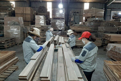 Doanh nghiệp gỗ duy trì sản xuất, đáp ứng đơn hàng cuối năm