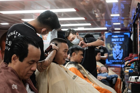Tiệm cắt tóc vỉa hè, salon tóc đông kín khách ngày đầu mở lại