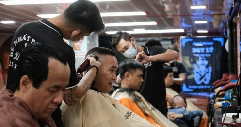 Tiệm cắt tóc vỉa hè, salon tóc đông kín khách ngày đầu mở lại