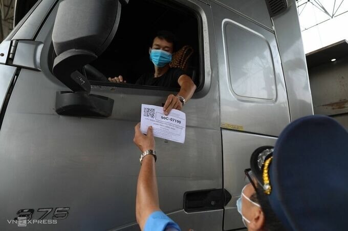 Lái xe, người xếp dỡ hàng vào Hà Nội phải tiêm ít nhất một mũi vaccine