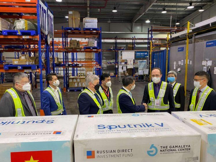 Việt Nam tiếp nhận lô vắc xin Sputnik V đầu tiên sau chuyến thăm Nga của Bộ trưởng Bộ Ngoại giao