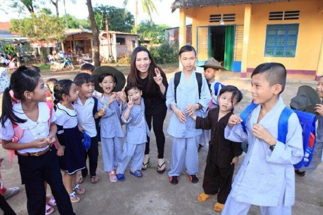 Tỷ phú gốc Việt nhận nuôi 23 con nuôi thay ca sĩ Phi Nhung giàu cỡ nào?