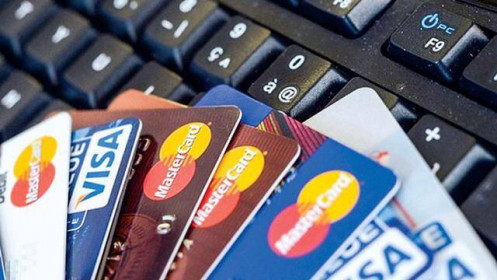 Sắp miễn giảm phí và lãi đối với vay qua thẻ tín dụng