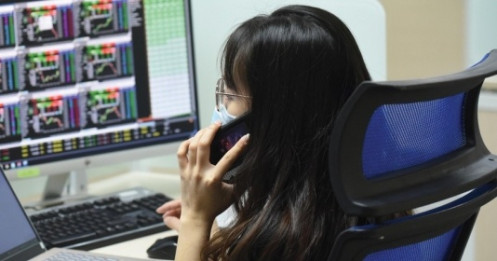 Cổ phiếu ngân hàng tìm đáy mới, VN-Index giảm hơn 7 điểm