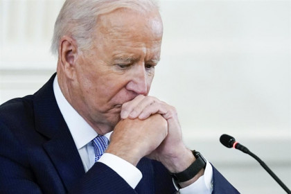 Người ủng hộ Tổng thống Biden giảm mạnh sau loạt khủng hoảng