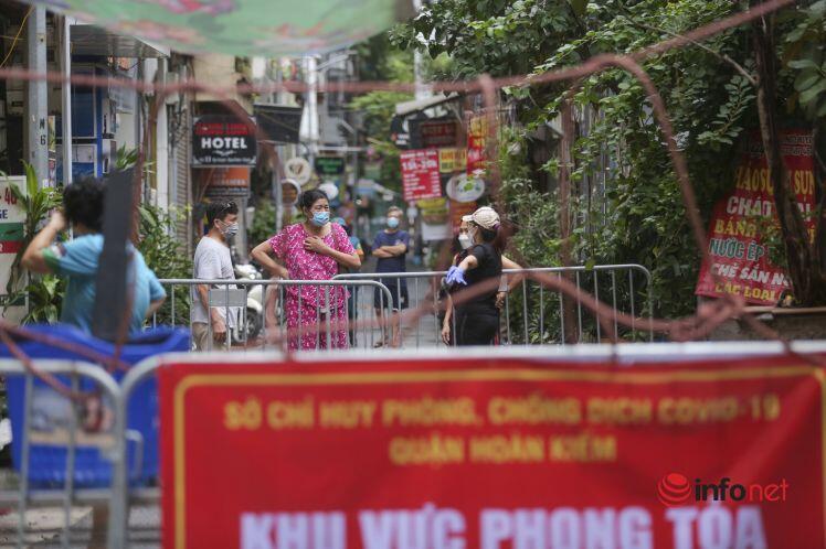 Phong tỏa nhiều con phố gần BV Việt Đức, khoảng 1.000 người nhà bệnh nhân đi cách ly tập trung