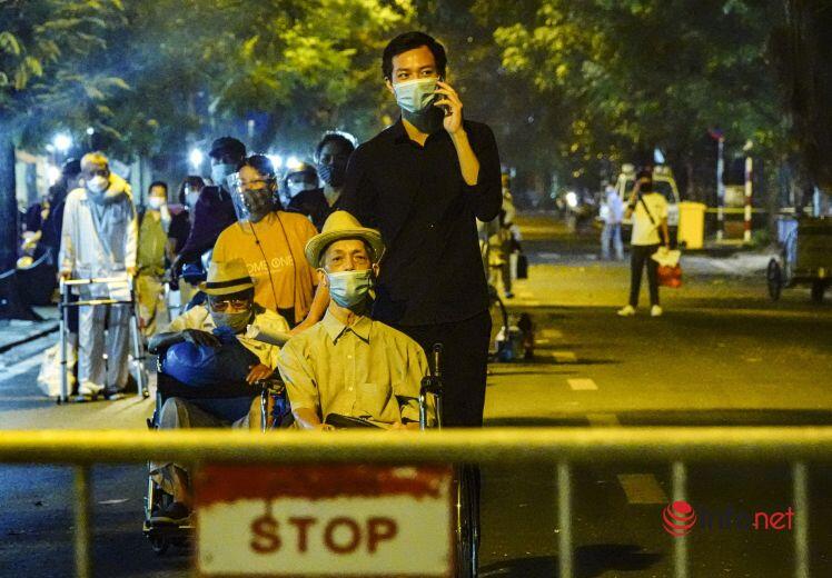 Hà Nội: Đưa hơn 100 F1 tại Bệnh viện Việt Đức đi cách ly trong đêm