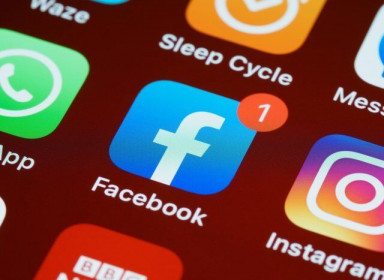 Ngập tràn ảnh chế Facebook bị sập trên toàn cầu