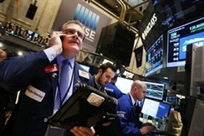 Dow Jones tăng hơn 400 điểm, dầu Brent vượt ngưỡng 83 USD