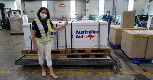 Tiếp nhận 300.000 liều vắc-xin AstraZeneca, trang thiết bị do Úc tặng