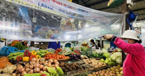 Mở cửa lại sau 2 tháng, tiểu thương các chợ Đà Nẵng bất ngờ vì ít khách