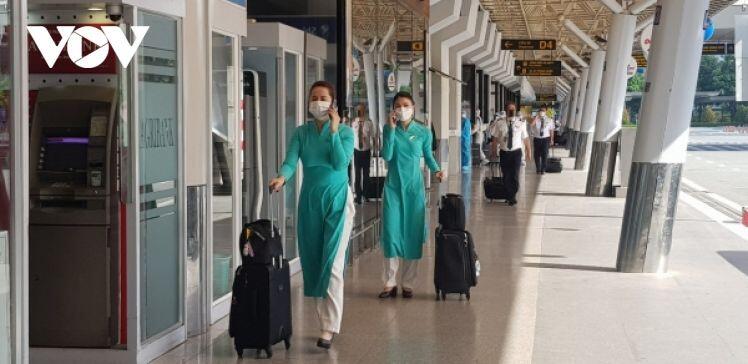Sân bay Tân Sơn Nhất ngày đầu tiên khôi phục bay nội địa