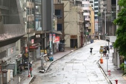 Hồng Kông tạm ngưng sàn giao dịch chứng khoán vì bão Kompasu
