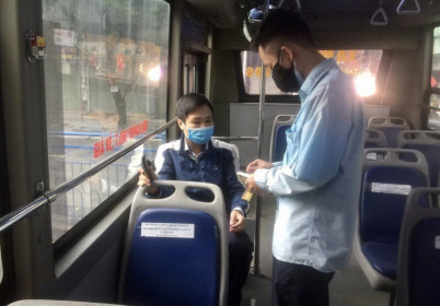 Hà Nội: Ngày đầu xe buýt hoạt động trở lại, mỗi chuyến lác đác 1-2 khách