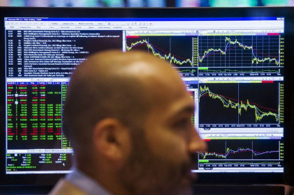 Dow Jones tăng hơn 200 điểm sau các báo cáo thu nhập, doanh thu bán lẻ tăng bất ngờ