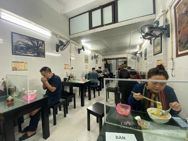 Hà Nội: Hàng quán ăn uống tại chỗ “đìu hiu” sau một ngày mở cửa