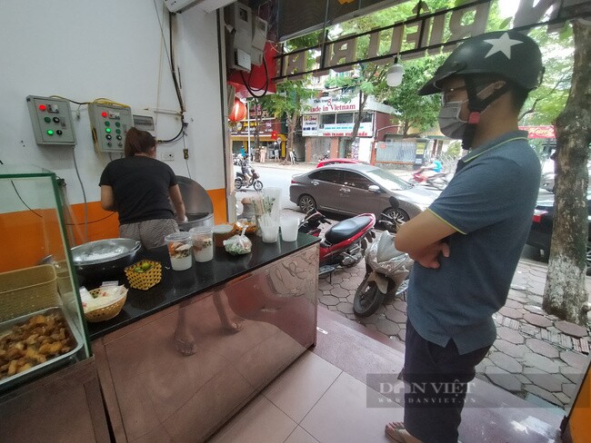 Hà Nội: Hàng quán ăn uống tại chỗ “đìu hiu” sau một ngày mở cửa