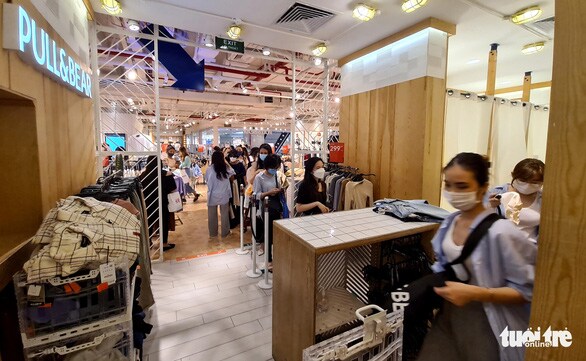 Dân Sài Gòn sắm hàng hiệu chỉ 100.000 - 199.000 đồng, xếp hàng 3 nơi mới mua được chiếc áo