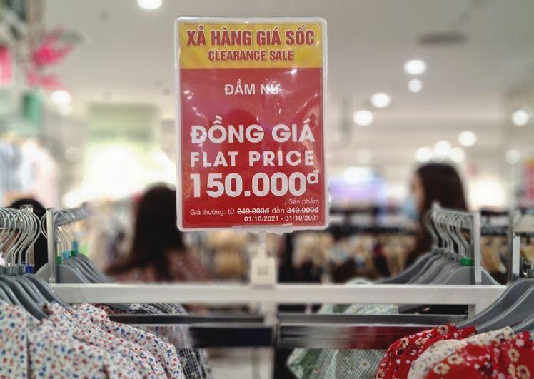 Hà Nội: Quần áo “sale sập sàn”, khách lẻ tẻ mua trước ngày 20/10