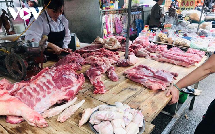 Giá thịt lợn hạ nhiệt, giá rau xanh lại tăng phi mã